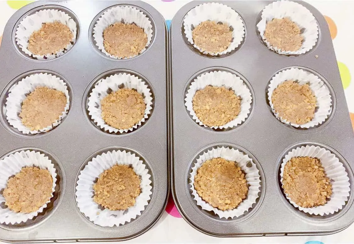 3 Mini cheesecake cu ciocolata si fructe