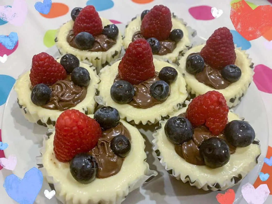 9 Mini cheesecake cu ciocolata si fructe