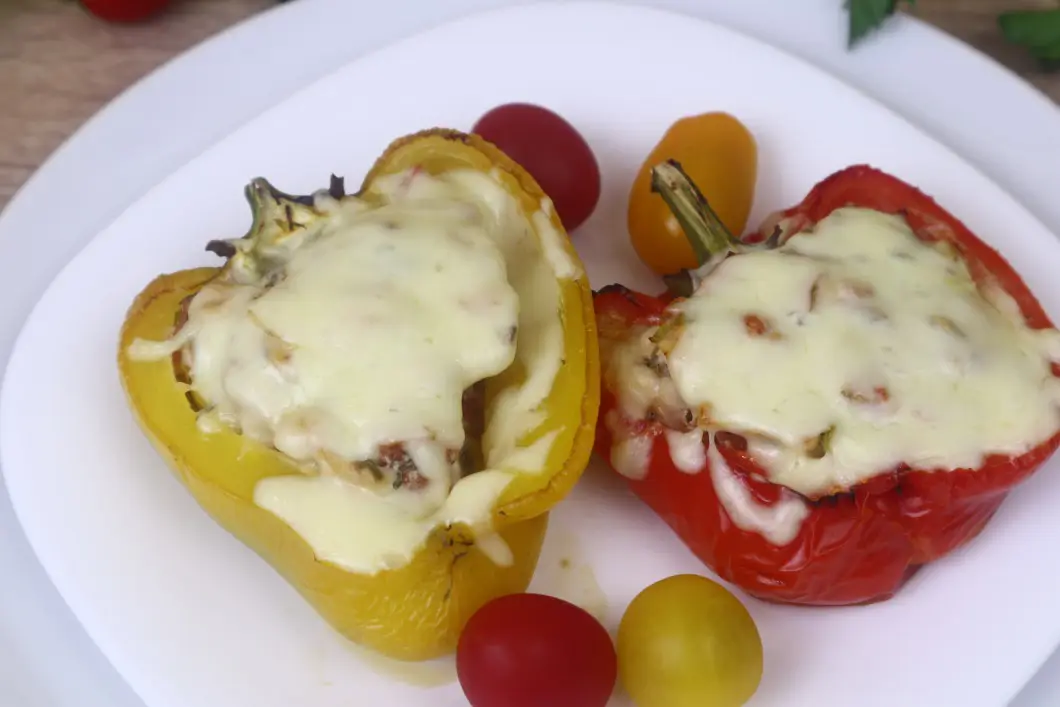 Ardei umpluti cu piept de pui gratinati