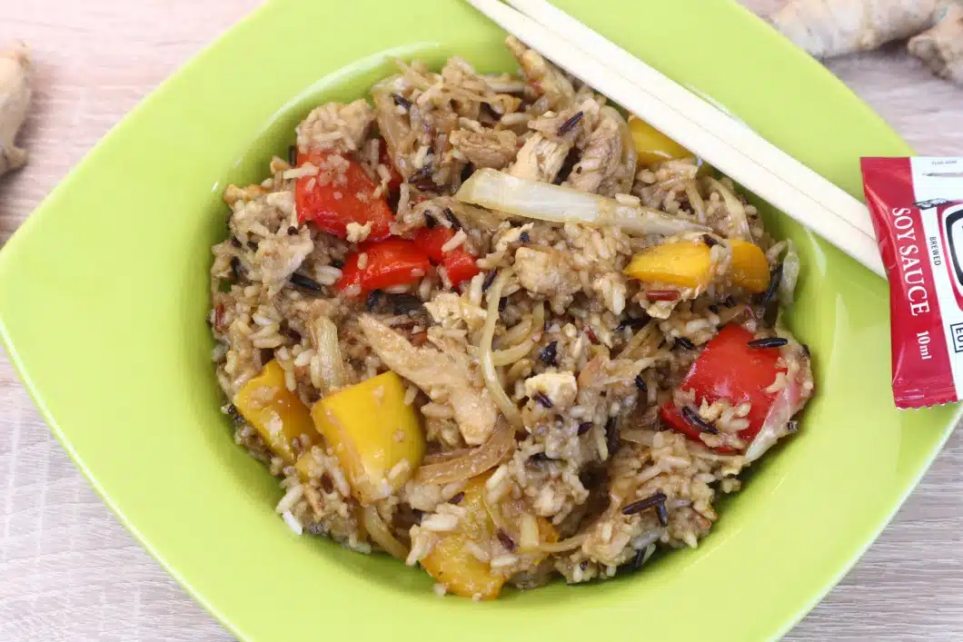 Pui chinezesc cu orez salbatic