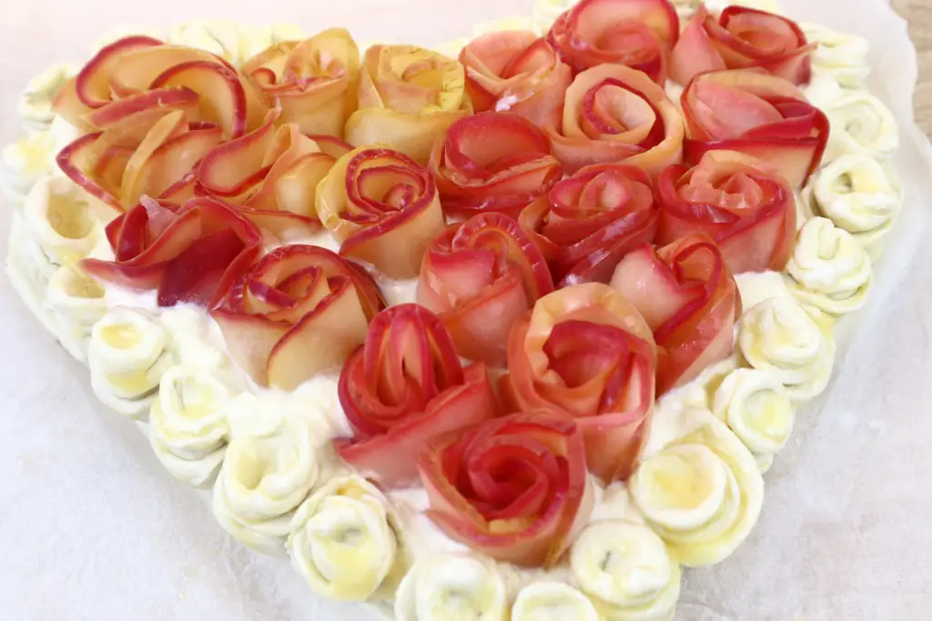 tarta de trandafiri tarta de trandafiri