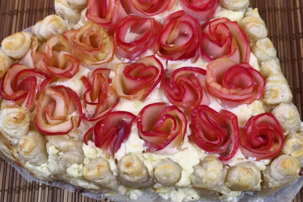 Tarta cu branza dulce si trandafiri din mere