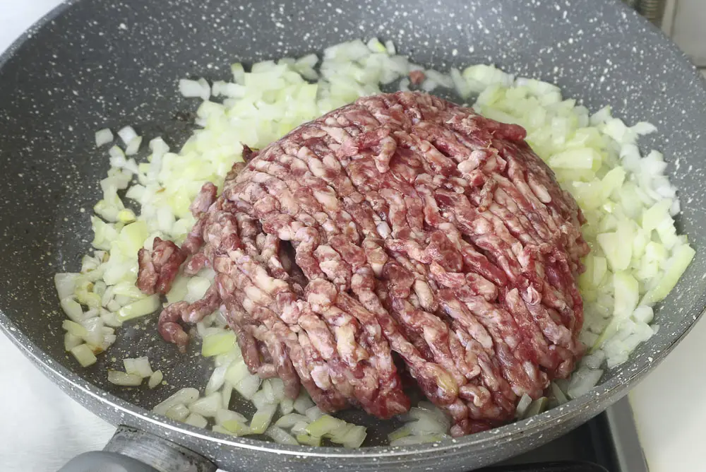 calire ceapa si adaugare carne calire ceapa si adaugare carne