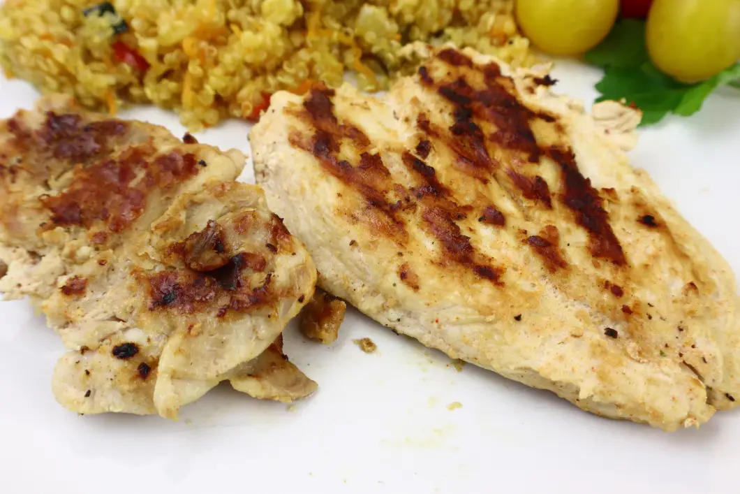 Pui la grill marinat in iaurt