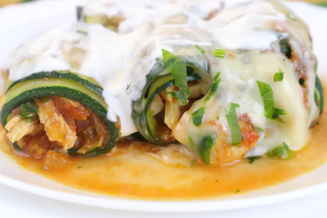 Rulouri de zucchini umplute cu piept de pui