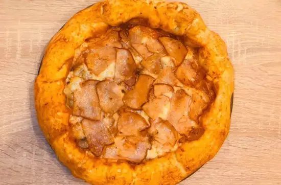 Pizza prosciutto e funghi cu margini umplute