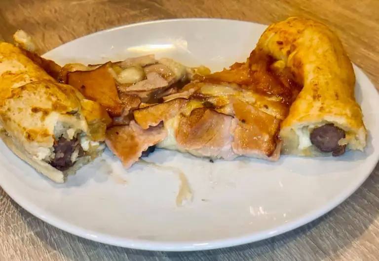 Pizza prosciutto e funghi cu margini umplute