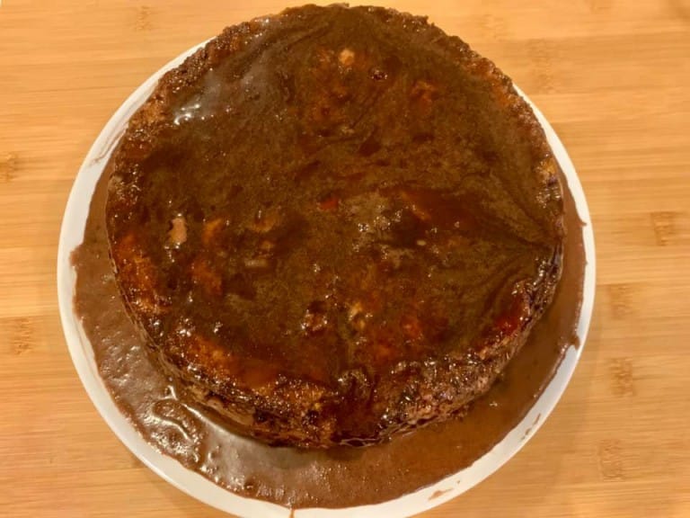 Tort simplu in sos de ciocolata-blat de cozonac