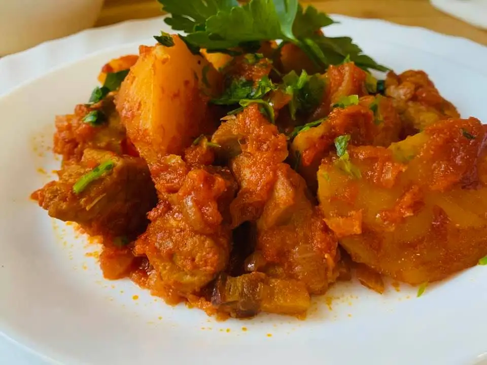 Cartofi la cuptor cu carne de porc