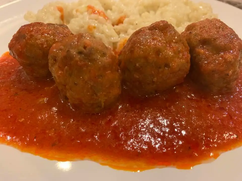 Chiftelute marinate cu garnitura de orez