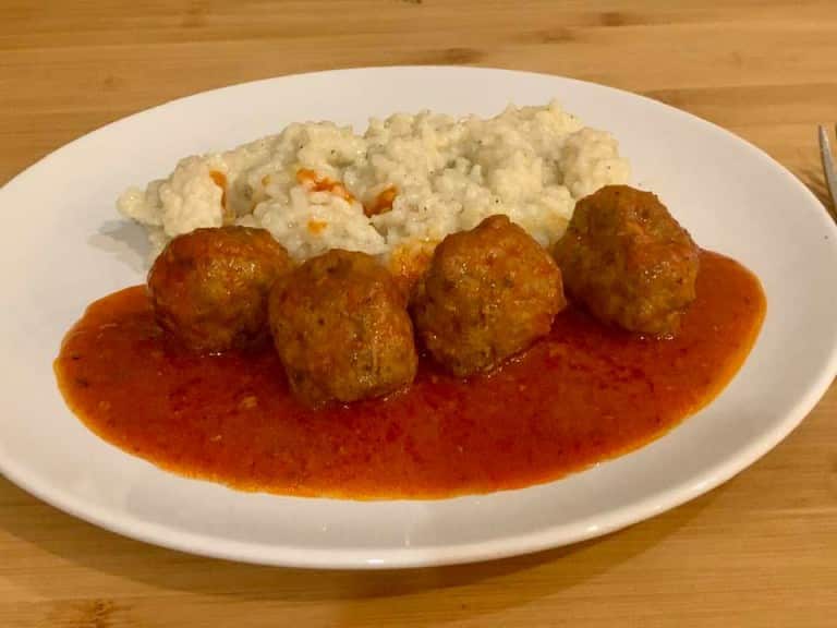 Chiftelute marinate cu garnitura de orez