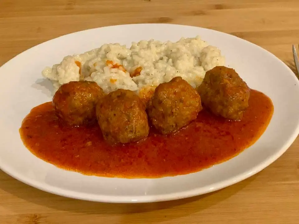 Fasole scazuta cu carnaciori