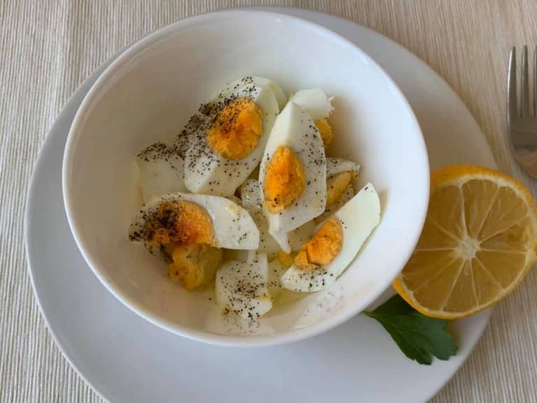 Salata de oua fierte