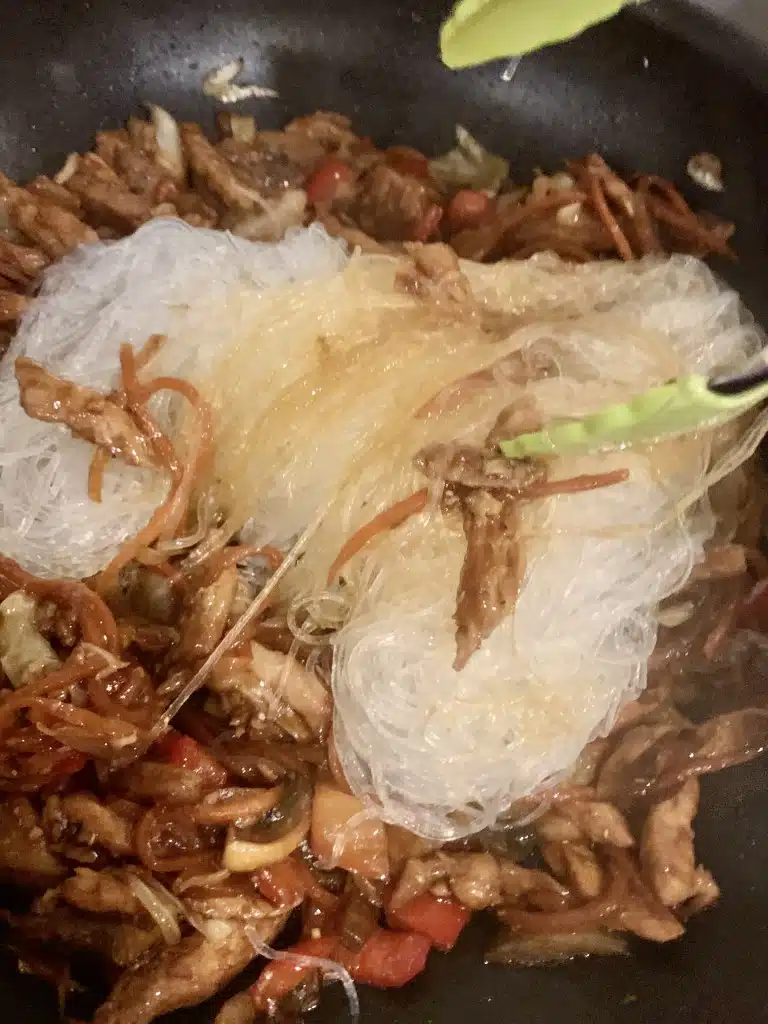 3C8C7371-E848-4DFB-84BD-0CB6E1A90390 Pui chinezesc cu legume in sos dulce acrisor si taitei din orez