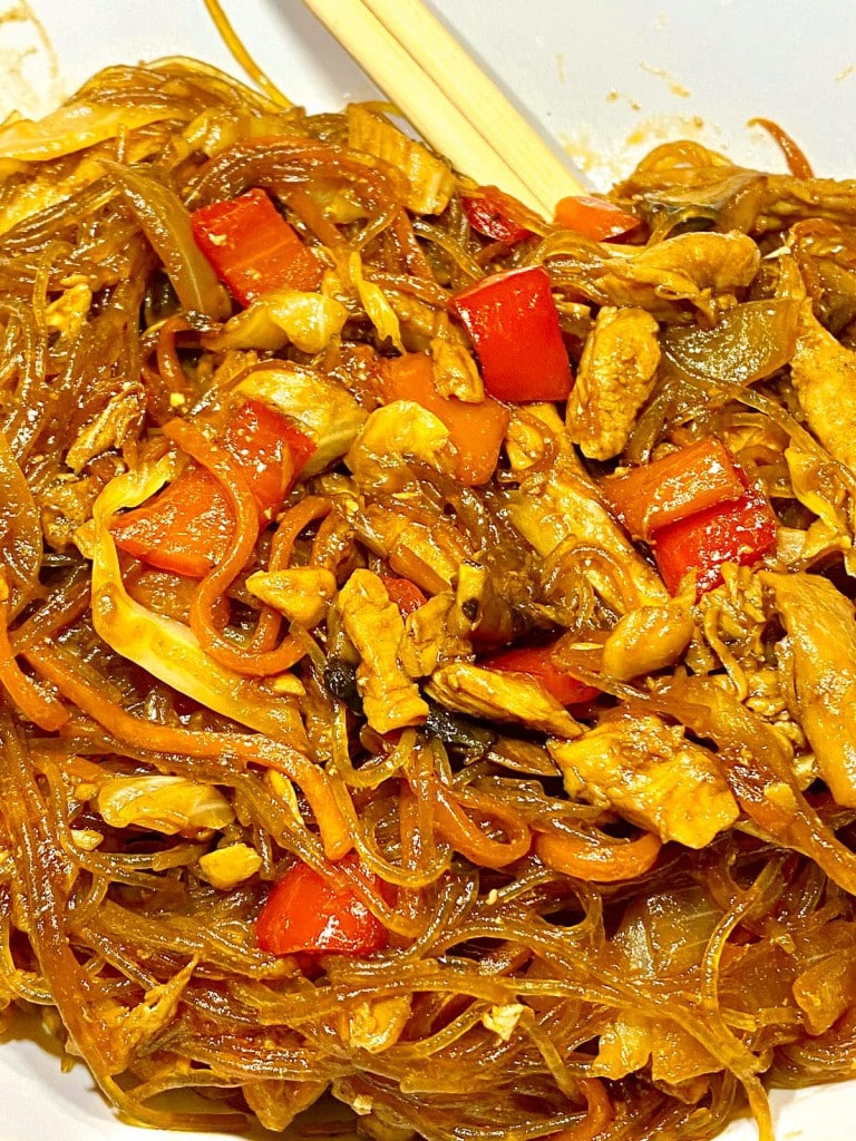 Pui chinezesc cu legume in sos dulce acrisor si taitei din orez