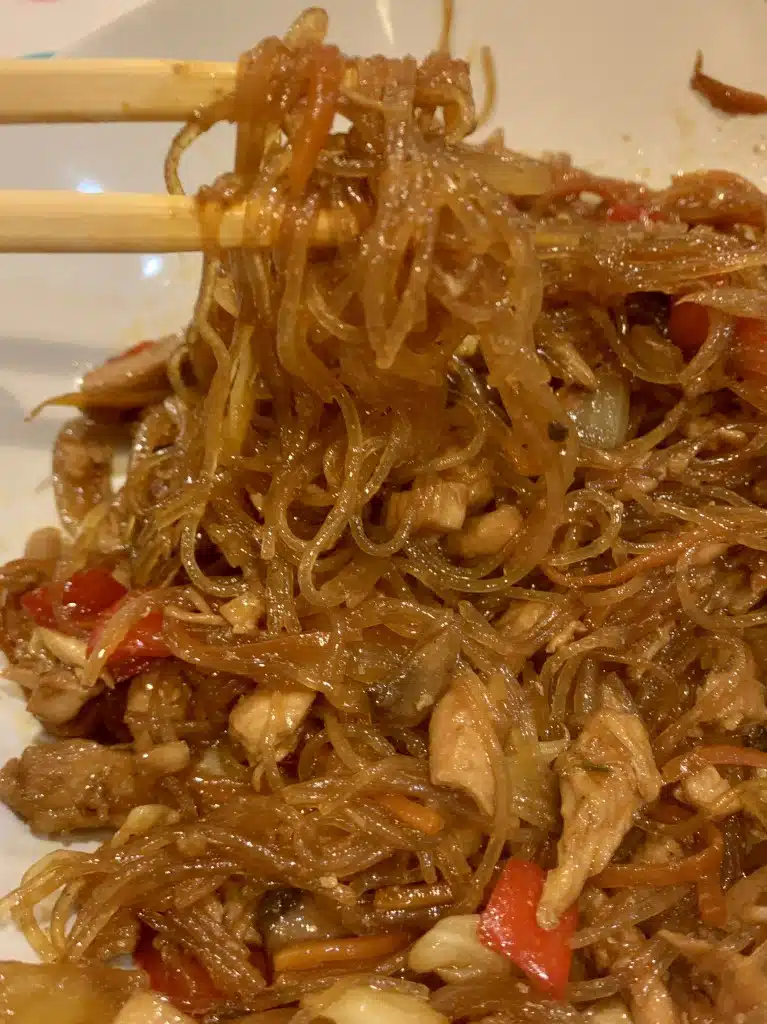 45081254-3C6B-48F8-A629-82DDC69A9508 Pui chinezesc cu legume in sos dulce acrisor si taitei din orez