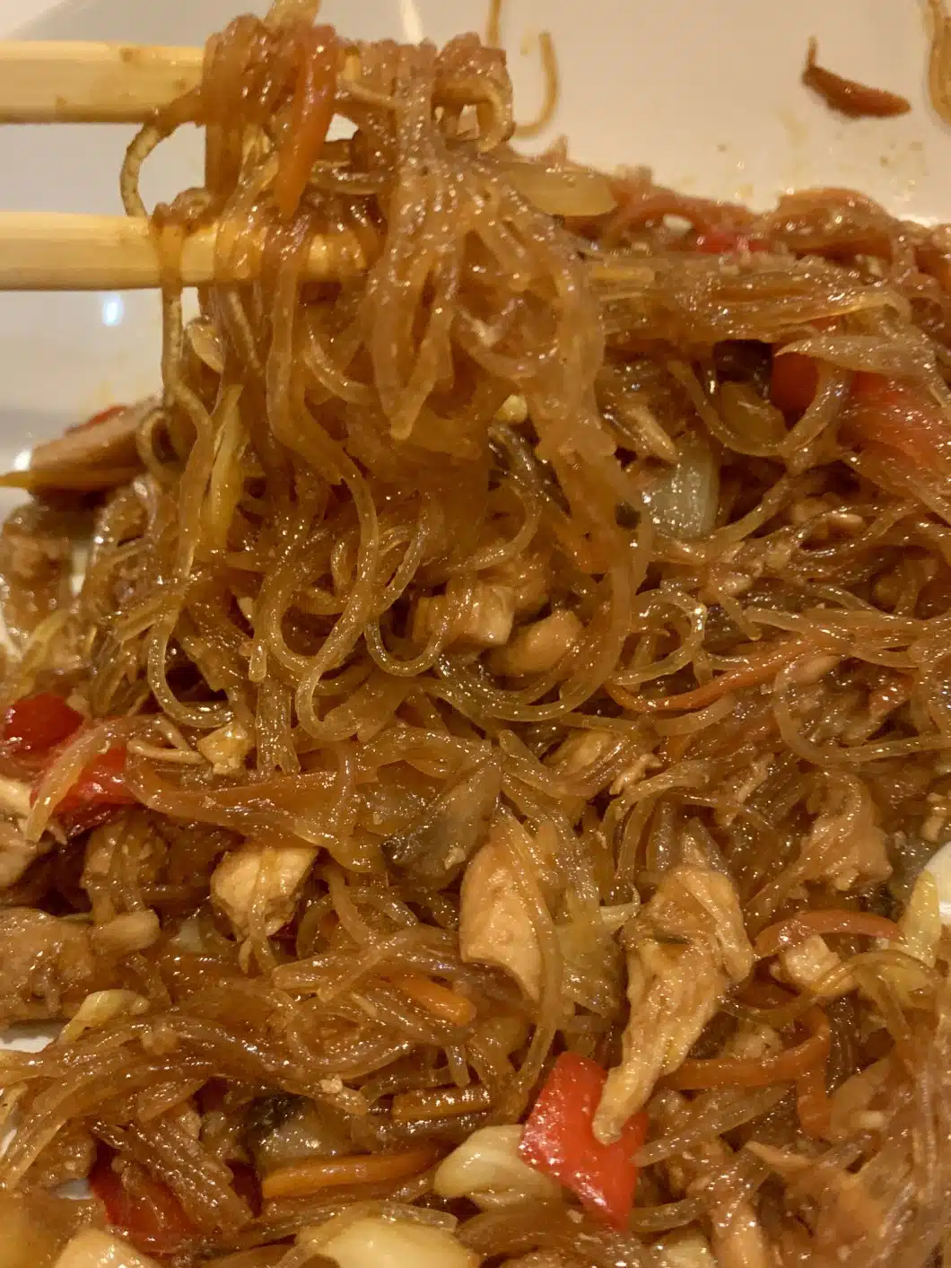 Pui chinezesc cu legume in sos dulce acrisor si taitei din orez