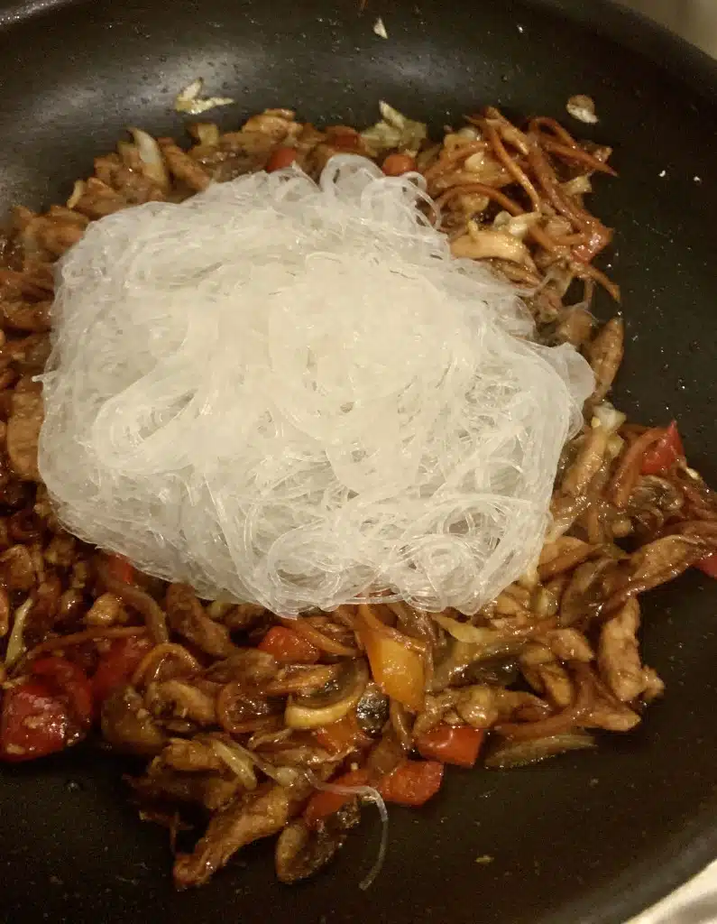62E0A6C8-B71D-424C-920B-B7BBF35BFF5F Pui chinezesc cu legume in sos dulce acrisor si taitei din orez