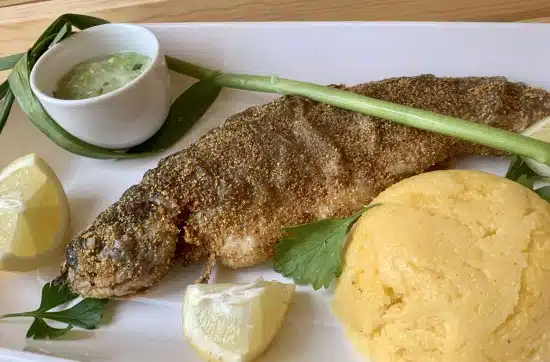 Pastrav prajit cu malai, mamaliguta si mujdei verde
