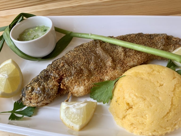 Pastrav prajit cu malai, mamaliguta si mujdei verde