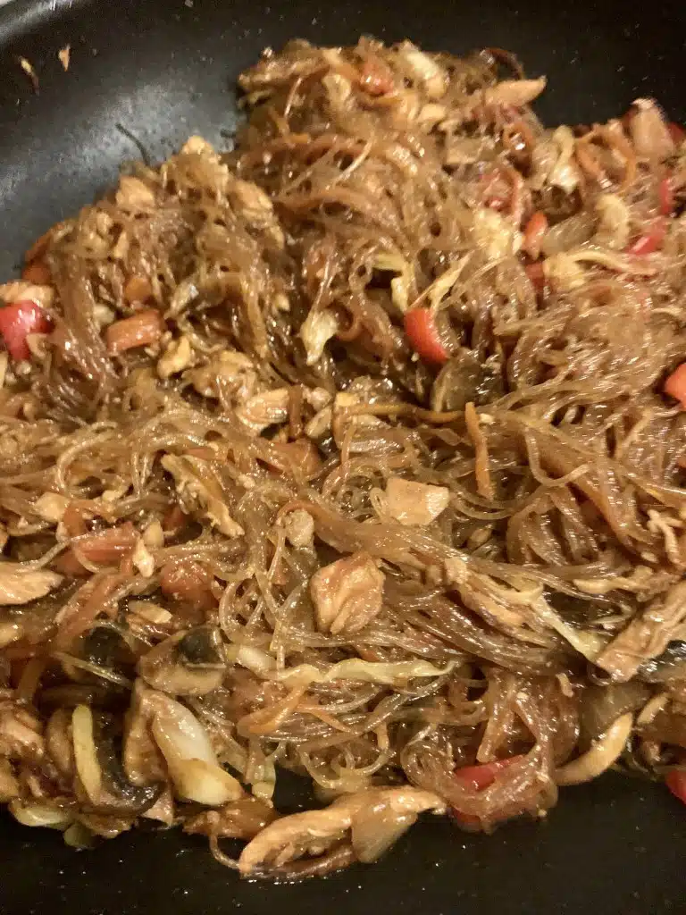 FFB25E1F-3D70-4E75-8C1D-556C928FC107 Pui chinezesc cu legume in sos dulce acrisor si taitei din orez