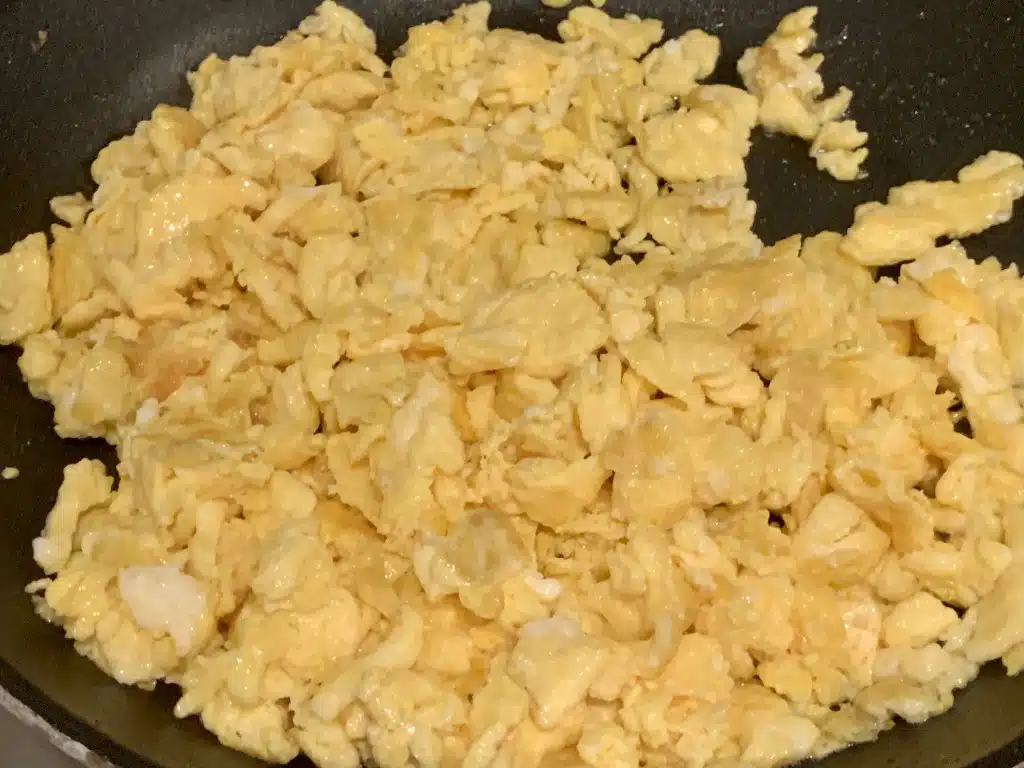 01CA8311-980F-4053-9D6B-EFC3E0958971 Noodles (taitei) cu oua prajite