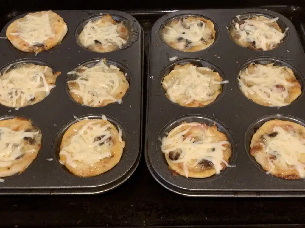 0301E965-29C8-4E48-AE1A-BA292EDB57B1 Pizza briosa cu trio topping