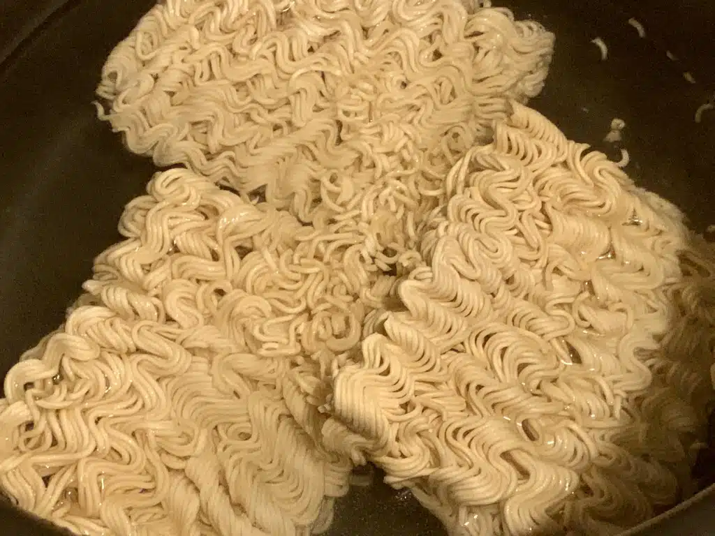 0F1695A3-1860-4719-8DDD-1927C4BC9751 Noodles (taitei) cu oua prajite