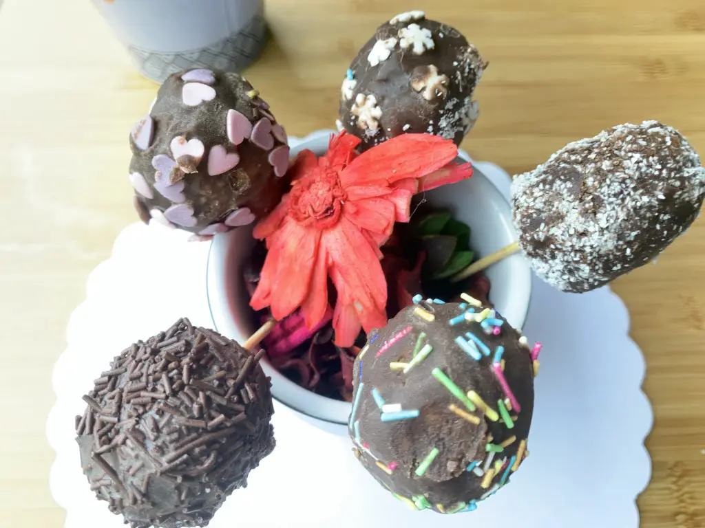 111E9A67-B557-4970-901C-7599AC73F8F4 Cake pops