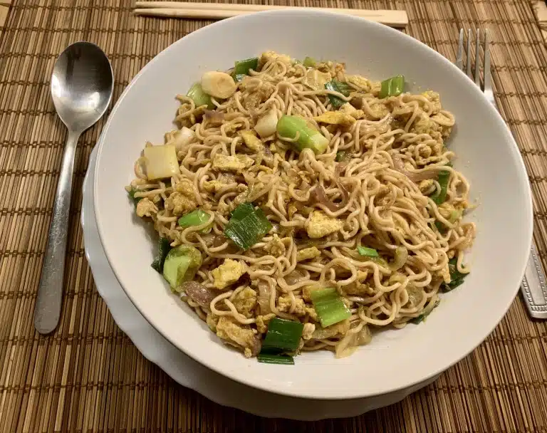 Noodles (taitei) cu oua prajite