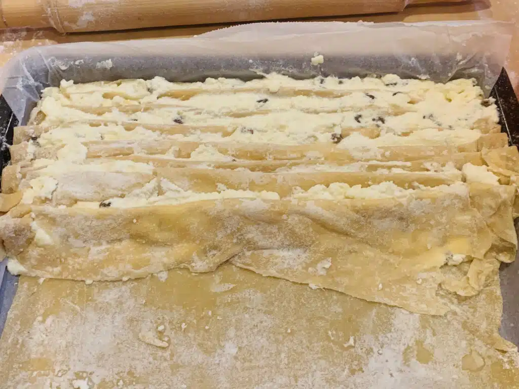 17211DBB-DEE8-4E1F-9FE4-BF96EC1E1B52 Placinta creata cu branza dulce si stafide