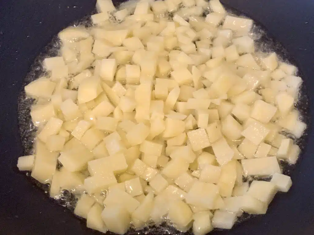 22351A61-F7F3-4F19-AFB2-694E69365299 Omleta spaniola cu cartofi / Tortilla espanola