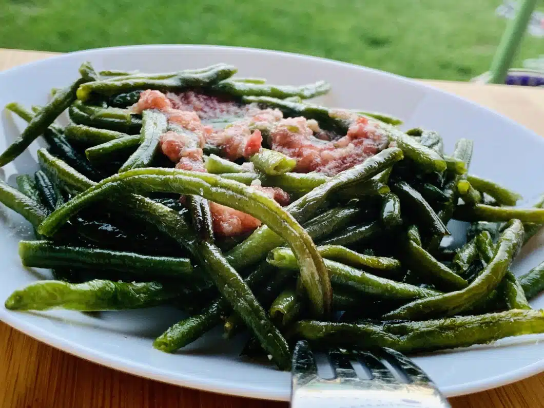 Teci (pastai) de fasole verde prajite cu mujdei