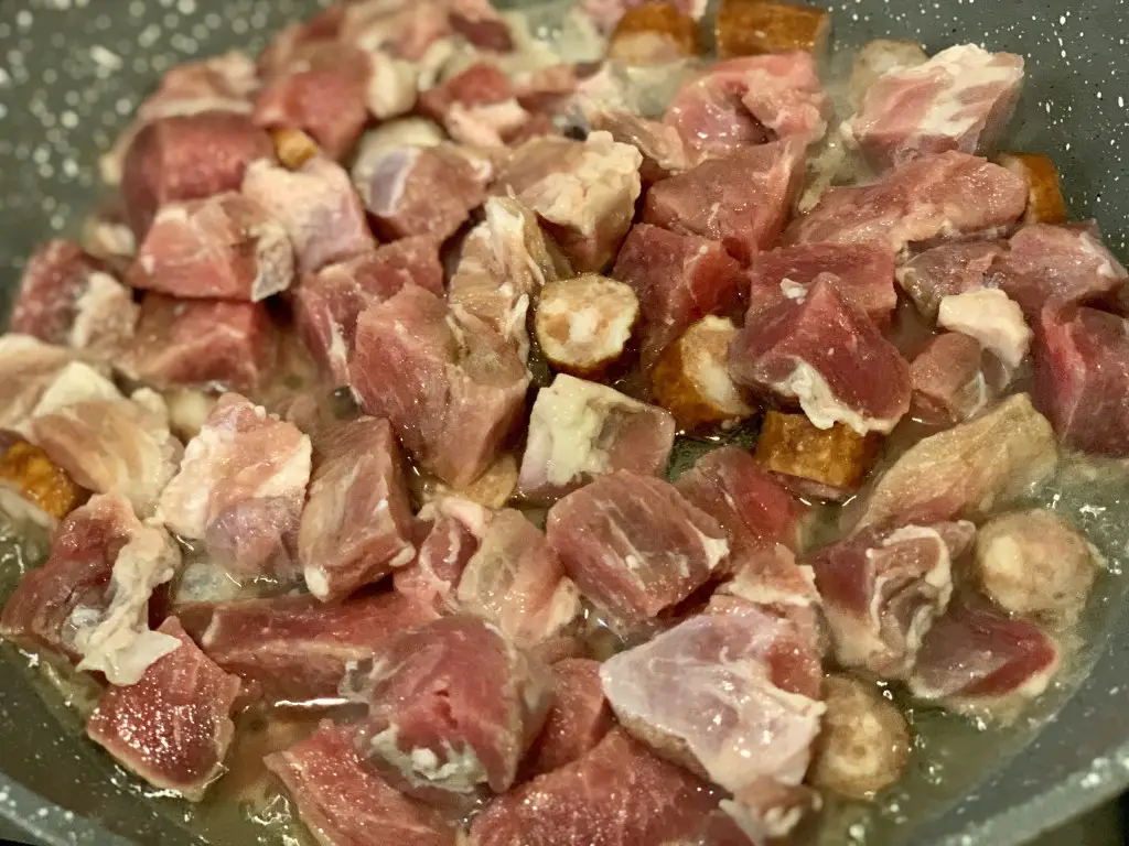 59A20F8C-89D1-470C-B1ED-5918E5E1E35B Ghiveci clasic cu carne de porc si cabanos