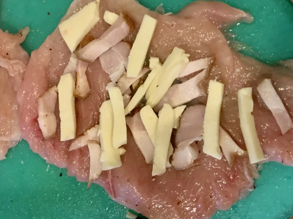 5CEAC73F-8B44-499D-957D-EBAB73D77A6F Rulada din piept de pui invelit in bacon la cuptor