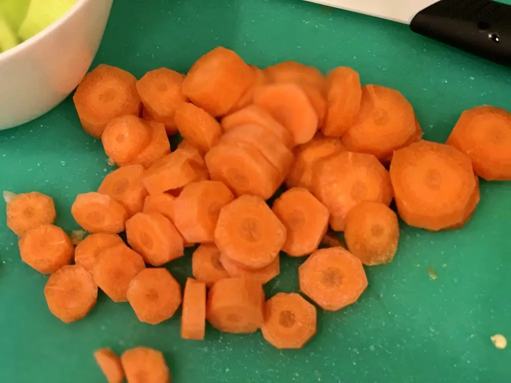 69D03DD7-C49C-4EEC-9E19-0258CA623810 Ghiveci clasic cu carne de porc si cabanos