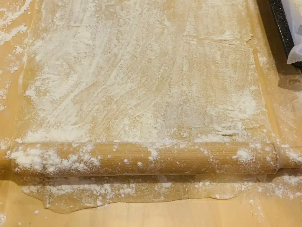 6ADDAE7D-879C-4523-A861-61A2A7C89867 Placinta creata cu branza dulce si stafide