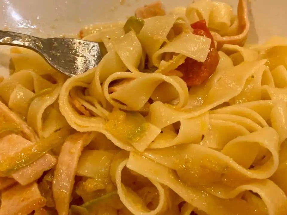 727CC0D9-DAD8-4D87-ACC9-58730DD4E75A Fettuccine cu sunca, dovlecel si rosii cherry