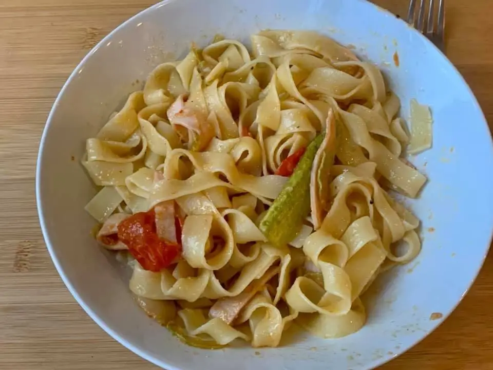 Fettuccine cu sunca, dovlecel si rosii cherry