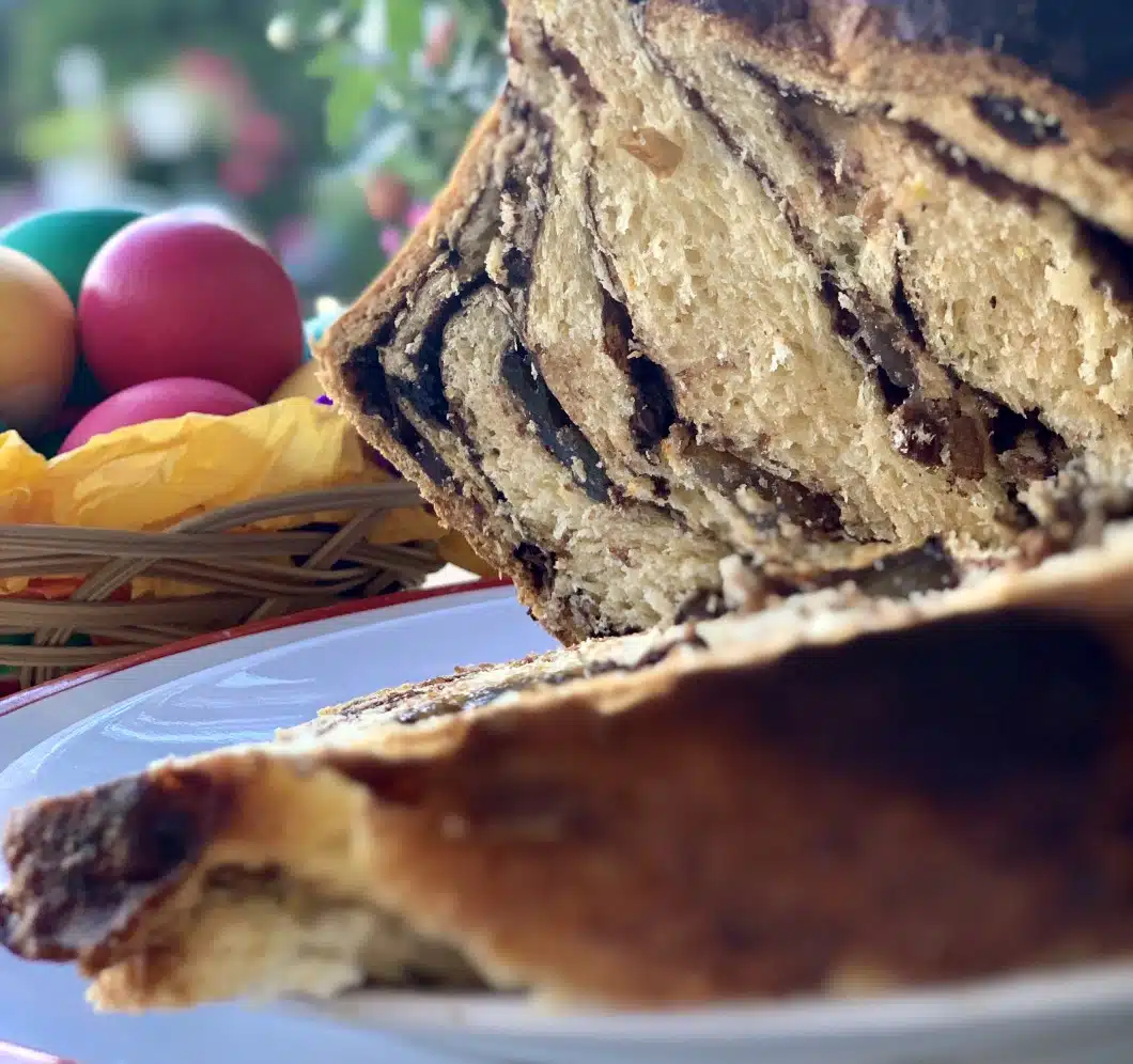 Cozonac cu umplutura de cacao, rahat si stafide