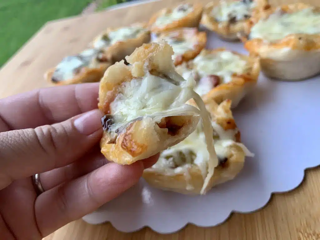 7A953F6F-5297-443A-801D-8D8FD67624C3 Pizza briosa cu trio topping