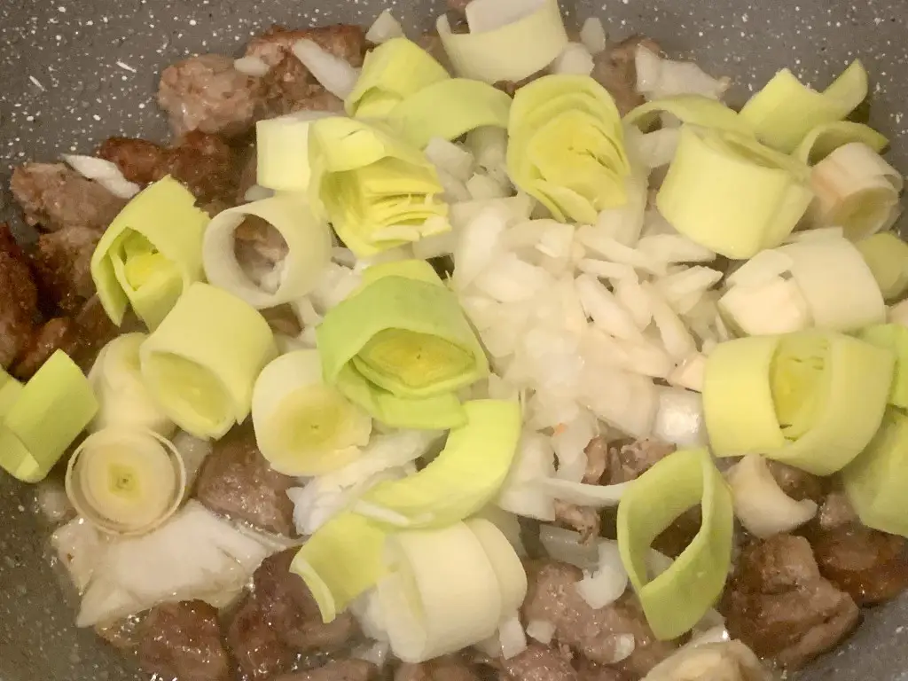 7F2AD7BB-50D8-4762-92EB-7513D8D4555E Ghiveci clasic cu carne de porc si cabanos