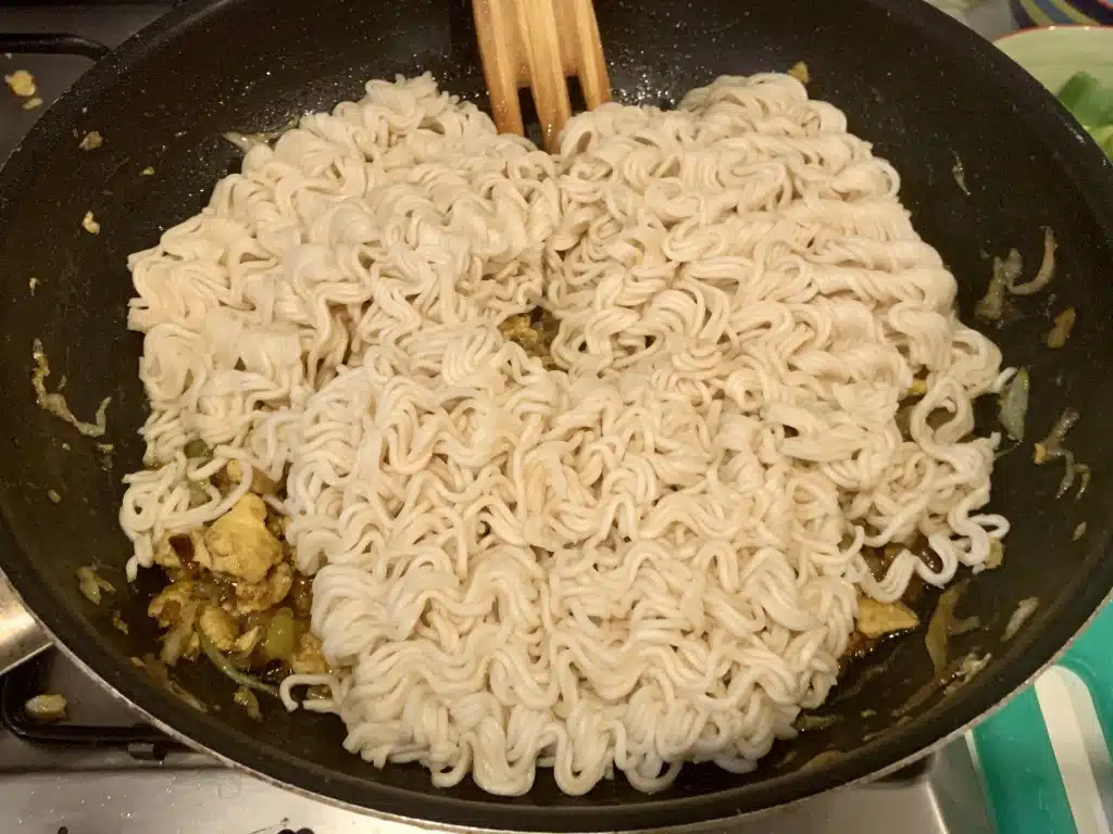 8BF6E641-5410-4BAF-B658-D7BBF9BC4608 Noodles (taitei) cu oua prajite