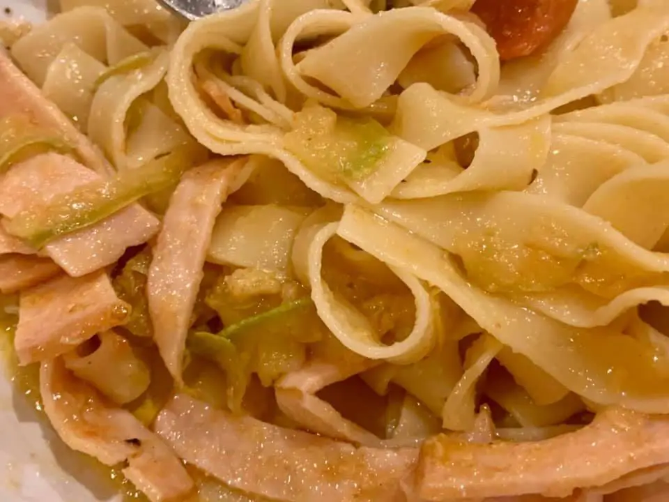 8BF9B848-8964-4A91-ACE5-FAFB91FE3FE8 Fettuccine cu sunca, dovlecel si rosii cherry