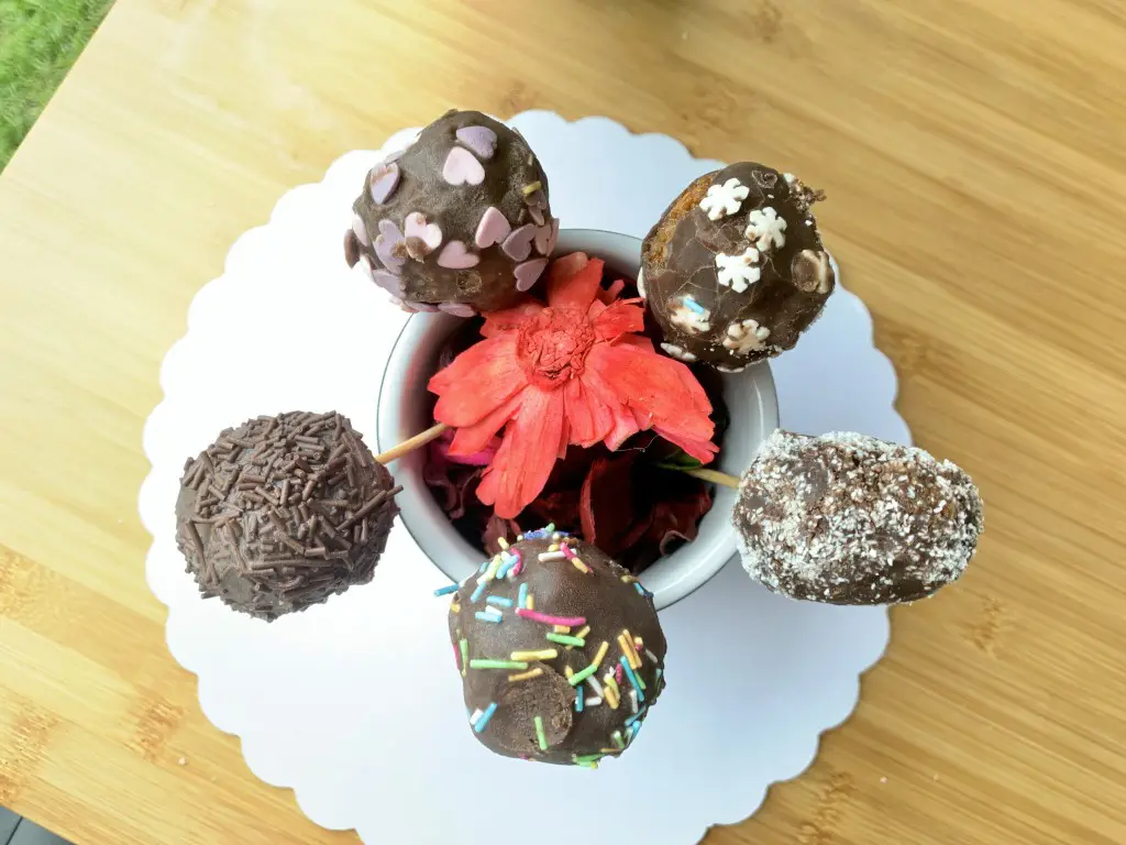 9770557B-39A9-4F97-B998-187C51C2E2BB Cake pops