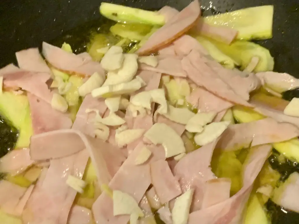 9A458BF5-AE40-4CFA-8021-8E801660D057 Fettuccine cu sunca, dovlecel si rosii cherry