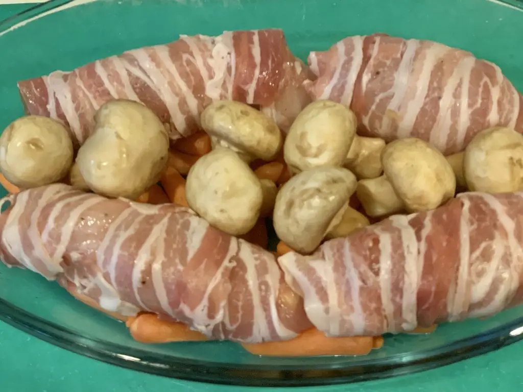 B693A117-EE1C-4190-AC3E-59569AF56675 Rulada din piept de pui invelit in bacon la cuptor
