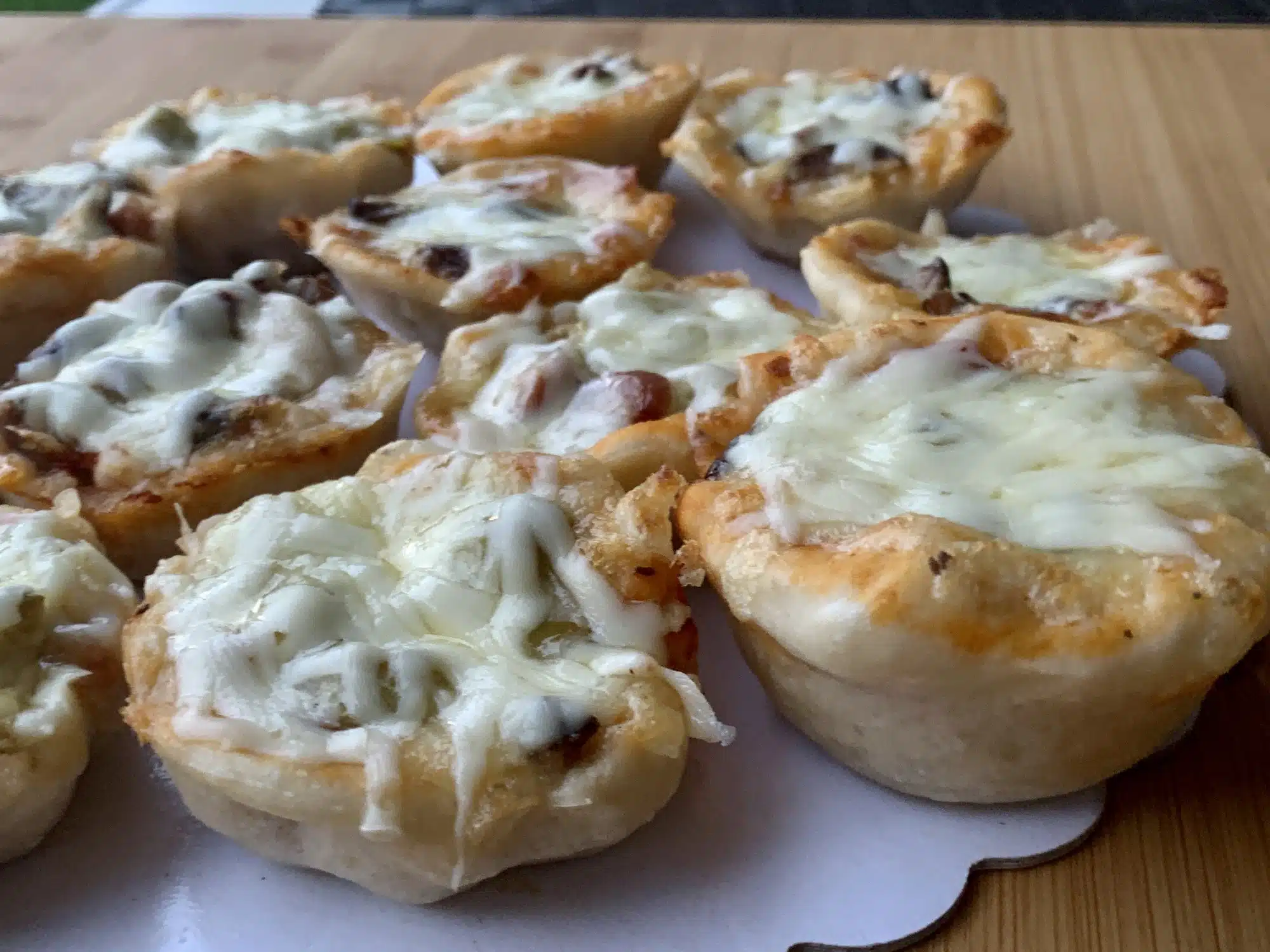Pizza briosa cu trio topping
