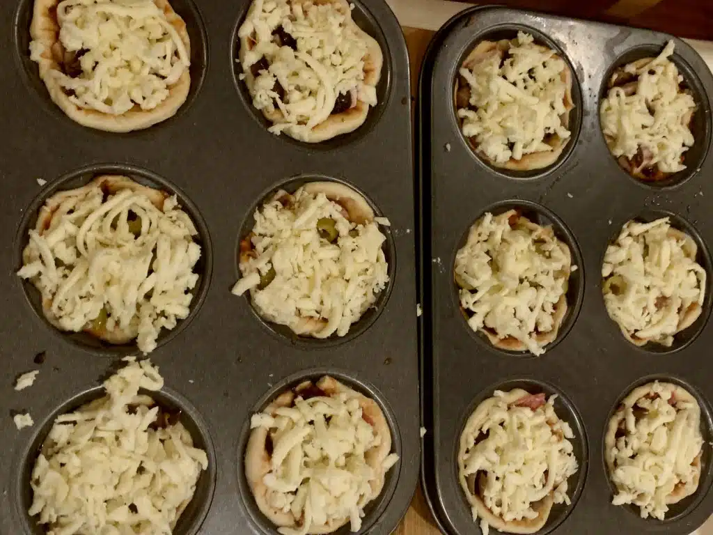 BD9EF98E-683C-4FD1-9A31-E89E84640B66 Pizza briosa cu trio topping
