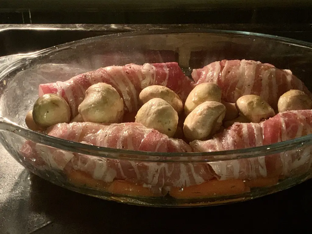 C4087B45-4F71-4032-8917-8043A4C3D1BE Rulada din piept de pui invelit in bacon la cuptor